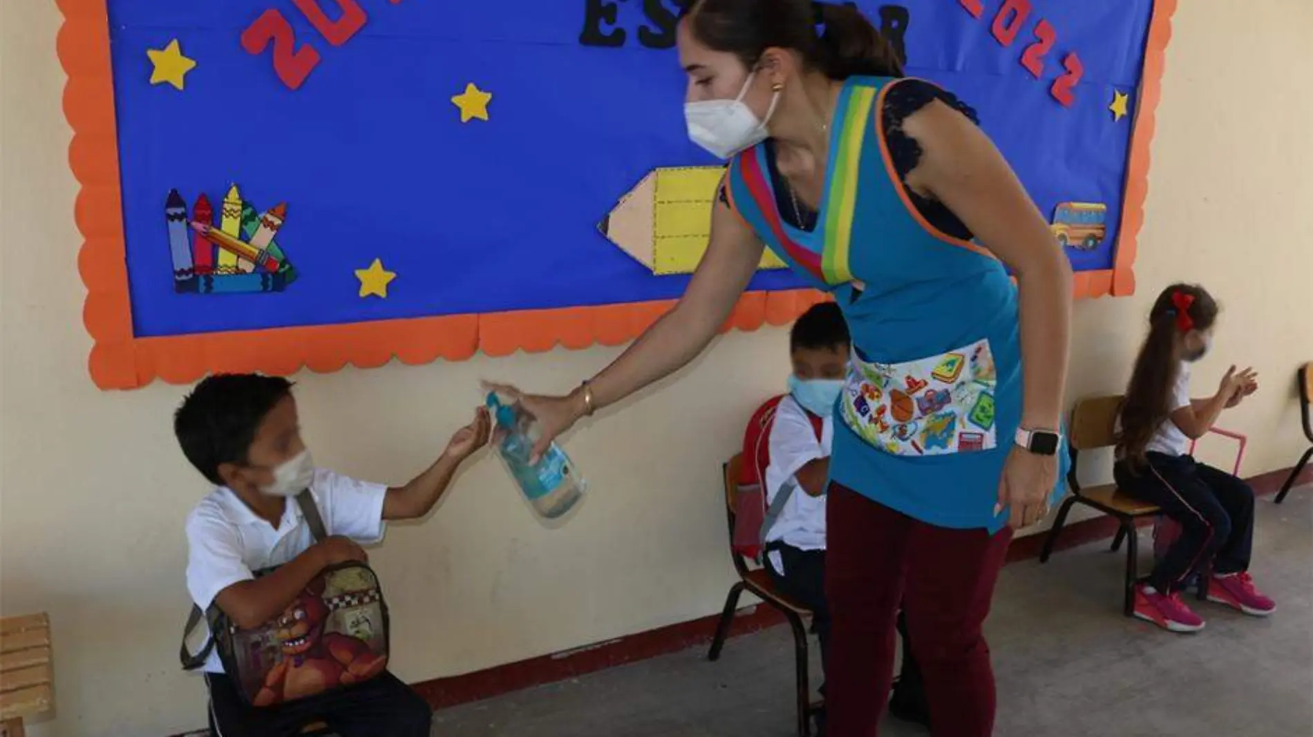 Limpieza escuela maestra alumno cubreboca